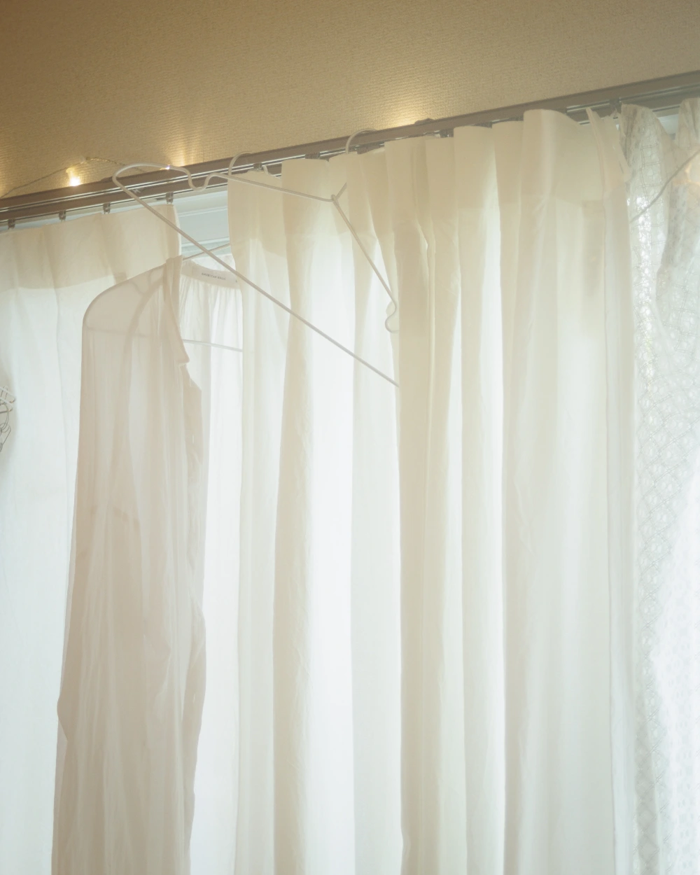 排水つまりでカーテンや部屋干しの服が臭くなる