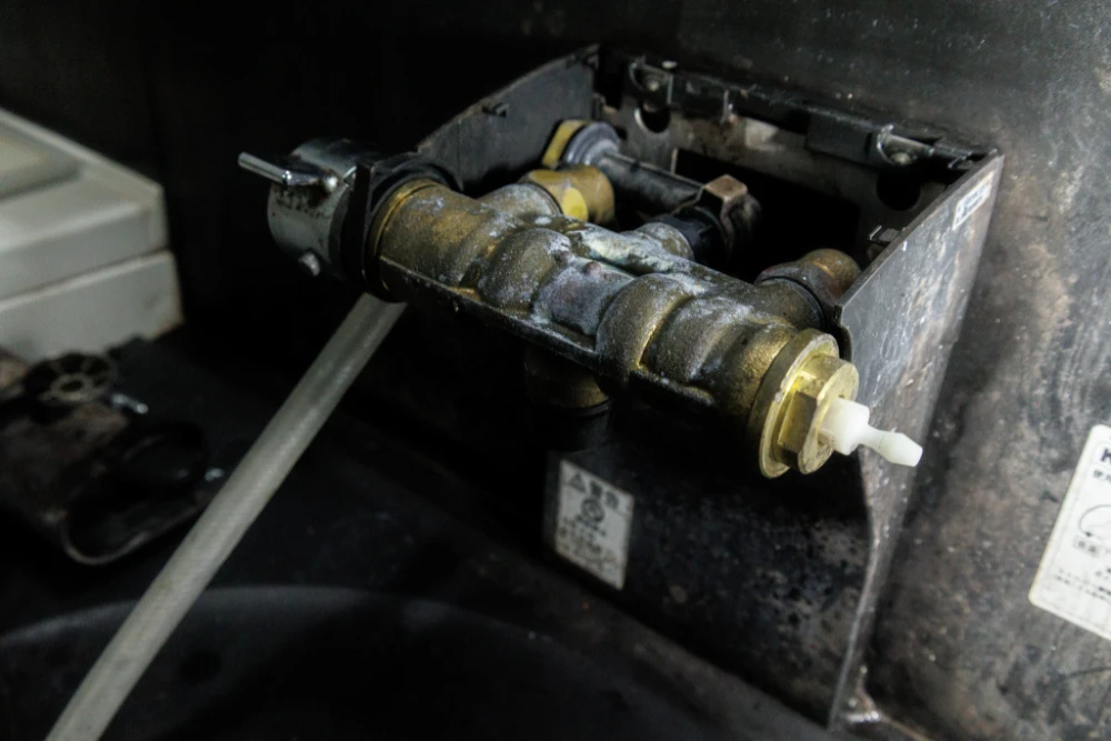 室蛇口KVKのKF800T系の突然水が出なくなる症状修理：プラスチックの外装取り外し